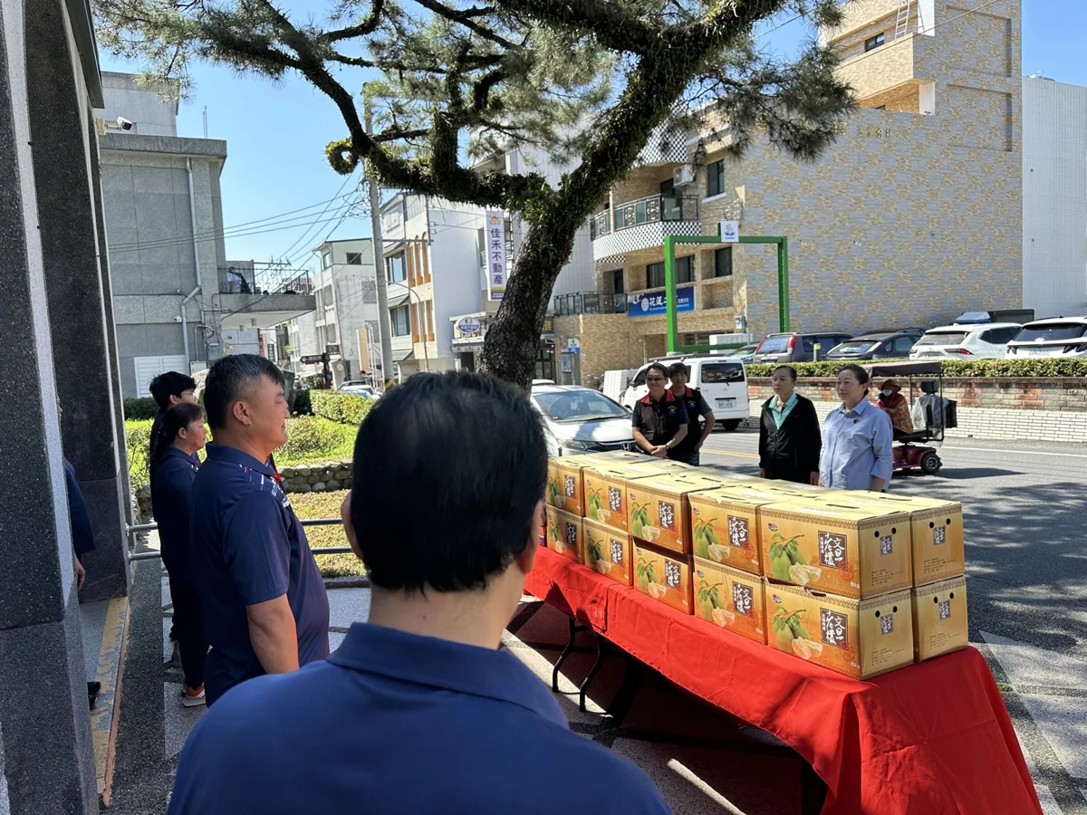 花蓮縣長徐榛蔚致贈中秋禮盒 慰勞13鄉鎮清潔隊辛勞