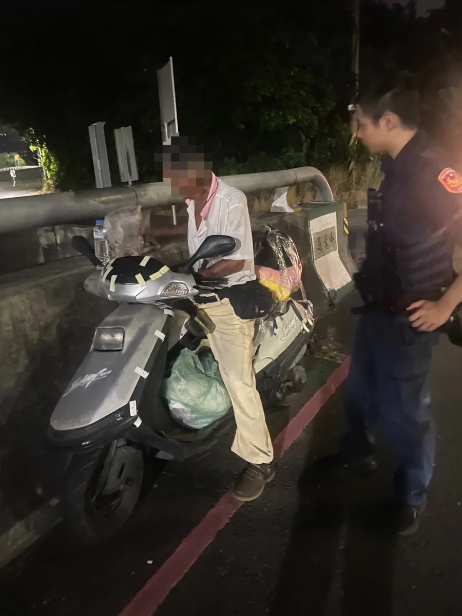 老翁低血糖癱趴路旁!員林警暖心救援「送水遞餅乾」化險為夷