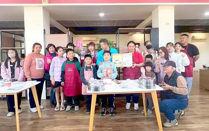 金門親子夯什麼?博物館變身點心房!大手牽小手體驗「紅龜粿」DIY