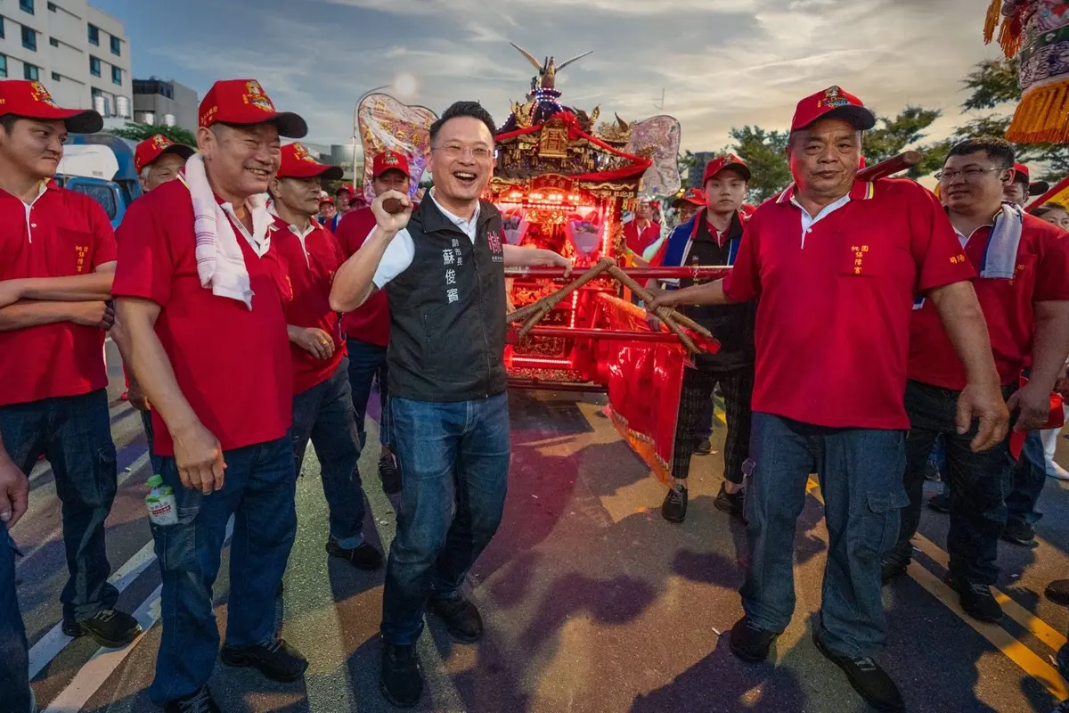 觀音媽祖回鑾千人遶境！副市長蘇俊賓親扛神轎 體驗百年宗教盛事