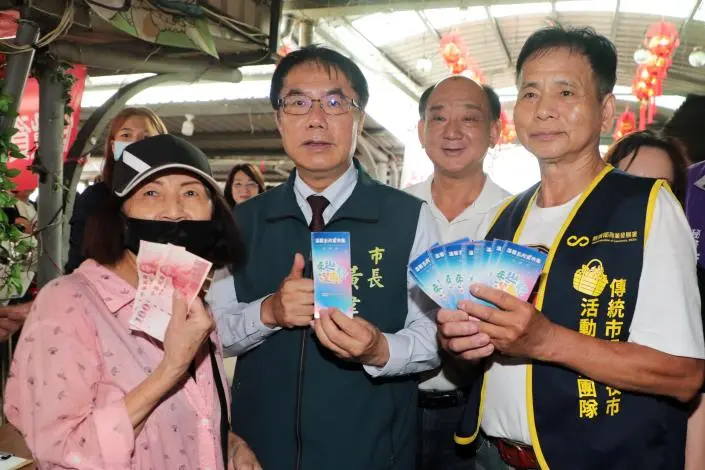 台南東菜市「星市集」現人龍!黃偉哲現身發福利 200元換400元套票秒殺