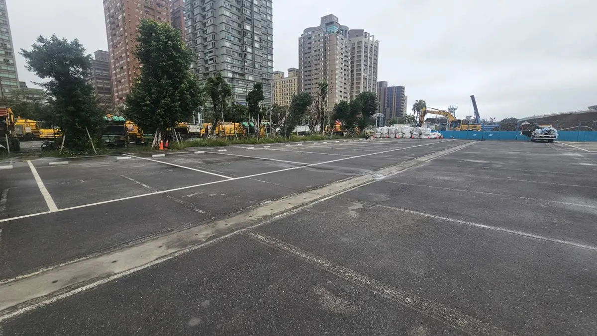 淡水停車不再崩潰!油車口新增138格車位,4月起分區啟用迎戰淡江大橋車潮