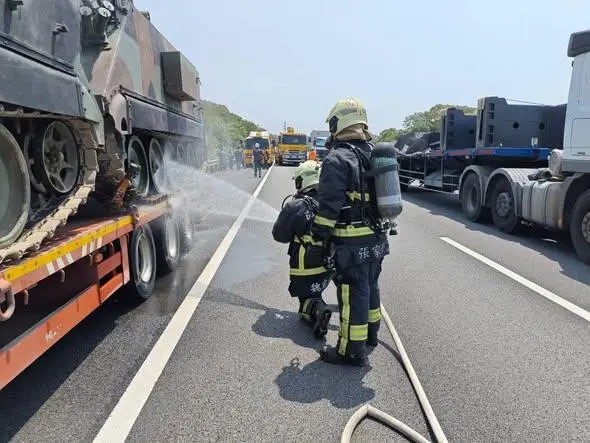 國道3號驚魂!拖板車載「軍用裝甲車」燒成火球 通霄路段一度緊張
