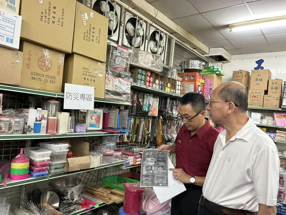 颱風季報到!甲仙消防分隊前進商行 宣導防颱物資整備攻略