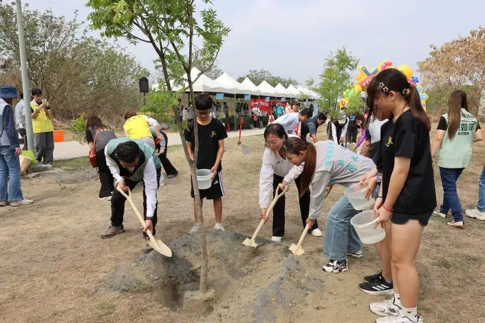 西螺公墓大變身！埔心安定公園植樹，副縣長謝淑亞與學童共植綠色未來