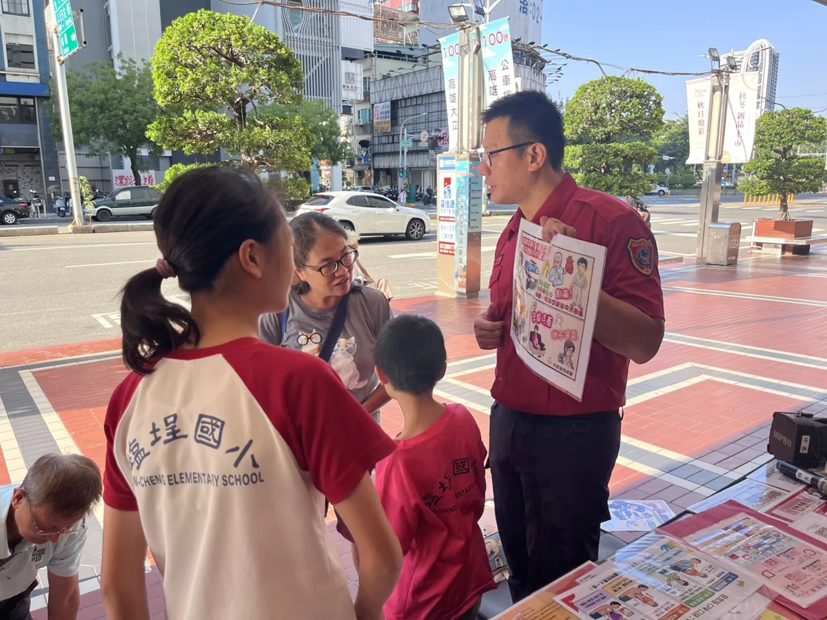高雄大立百貨前宣導急救！消防局推「救護週」：人人都能在關鍵時刻救人一命