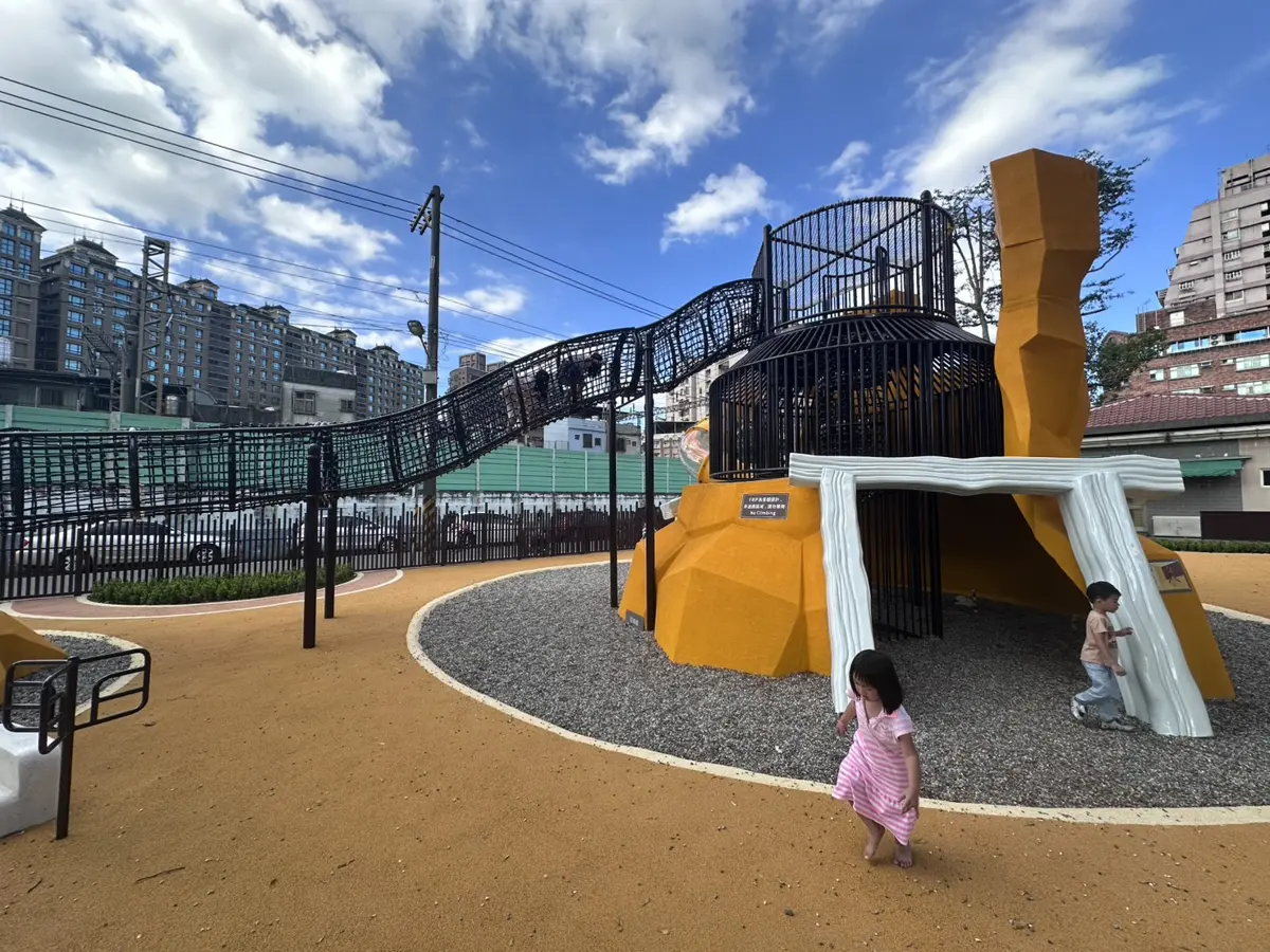 樹林親子景點+1!鎮前公園變身「礦坑樂園」,攀爬滑梯讓小孩玩瘋