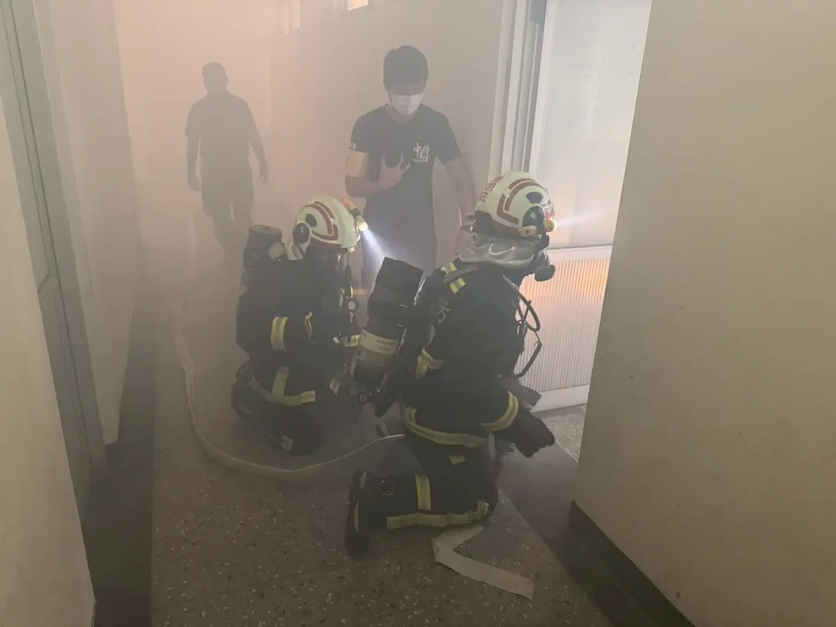 直擊台中消防員「火場求生」震撼訓練!高溫濃煙中學會自救保命