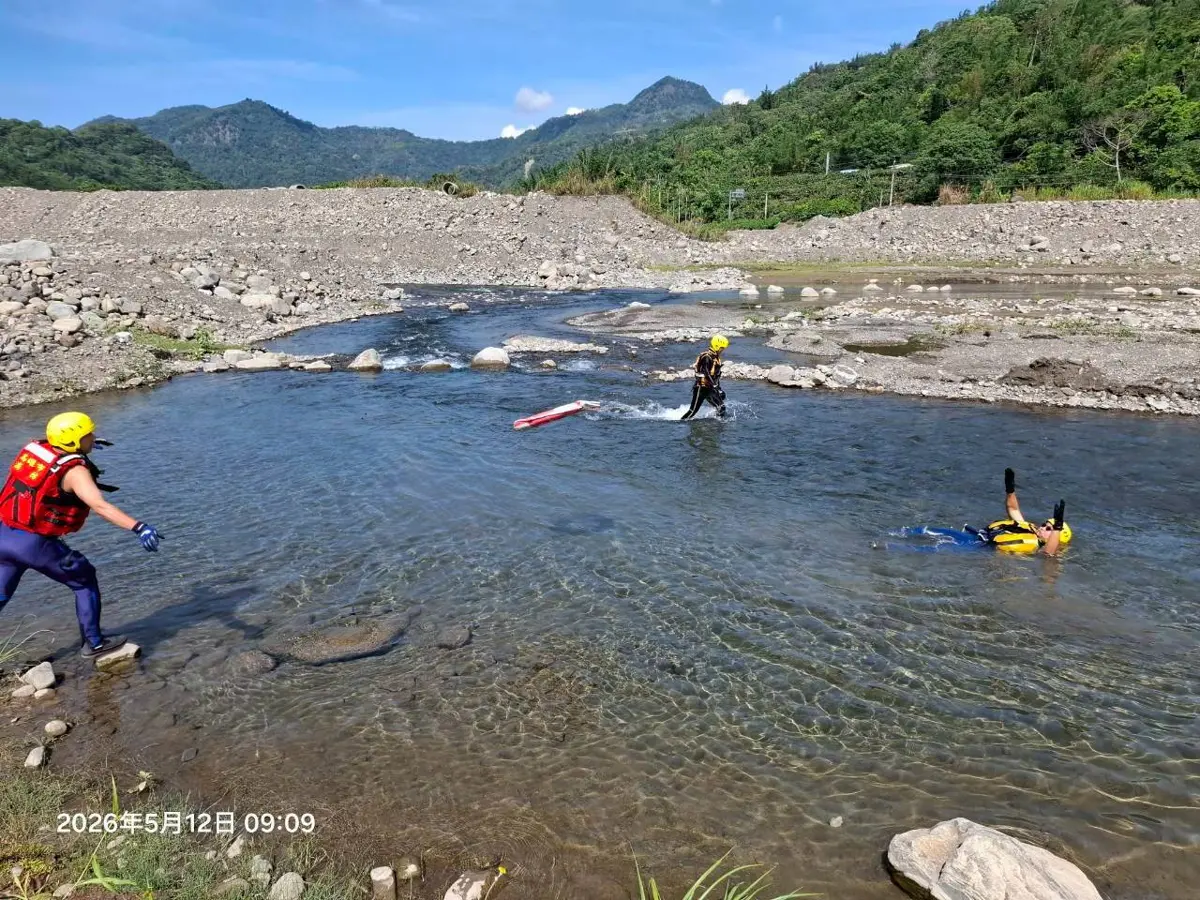 那瑪夏汛期備戰!消防隊民權大橋實戰演練,強化水域救援戰力