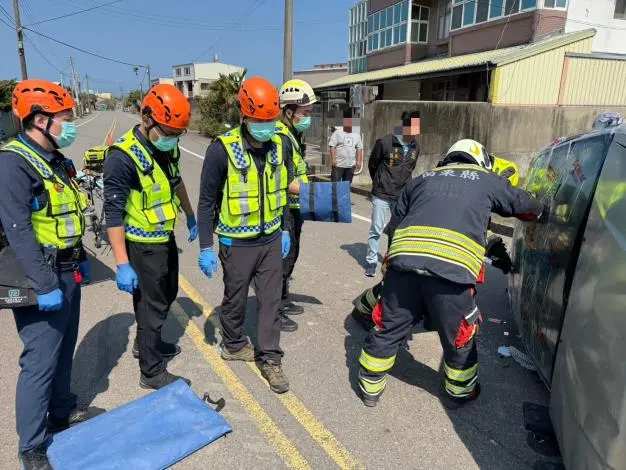 竹南驚魂!轎車翻覆駕駛受困 消防員破窗即刻救援