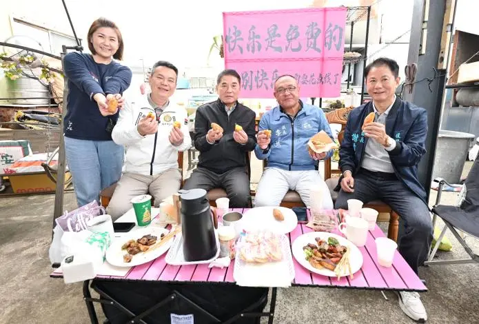 後龍焢窯節千人同樂!縣長鍾東錦下田回味兒時樂趣,甘藷花生香飄滿田