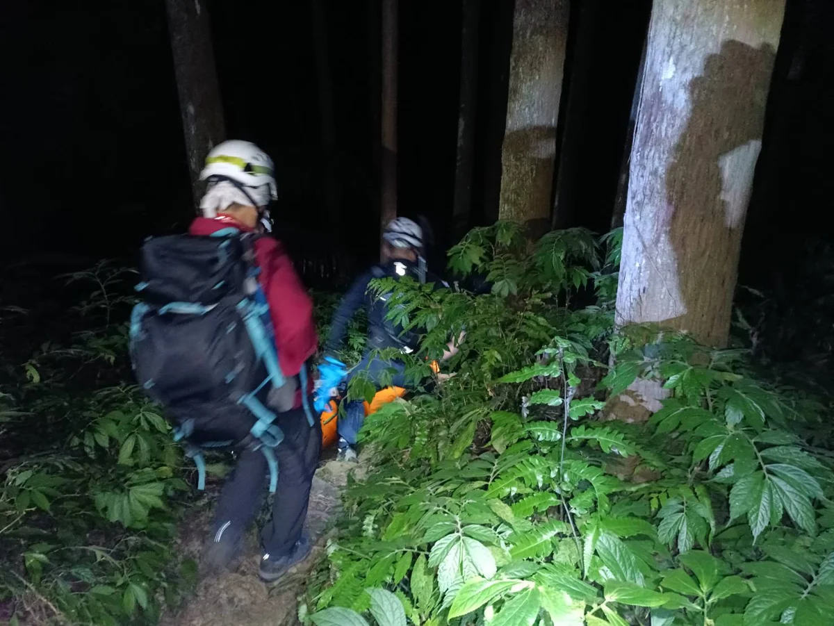 女山友攀登南庄光天高山疑骨折受困！警消義消耗時數小時接力搬運下山