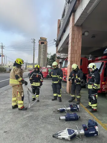 苗栗消防員苦練「神技」!車禍變形、鐵門鎖死都能破,守護頭屋鄉民安全