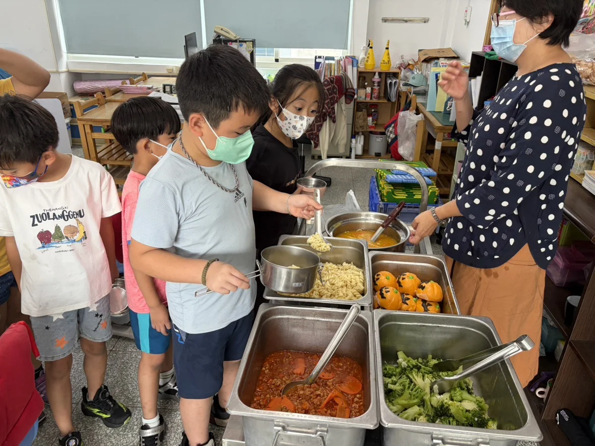 白飯變畫布、喝巫婆濃湯!臺南萬聖節營養午餐大玩創意魔法