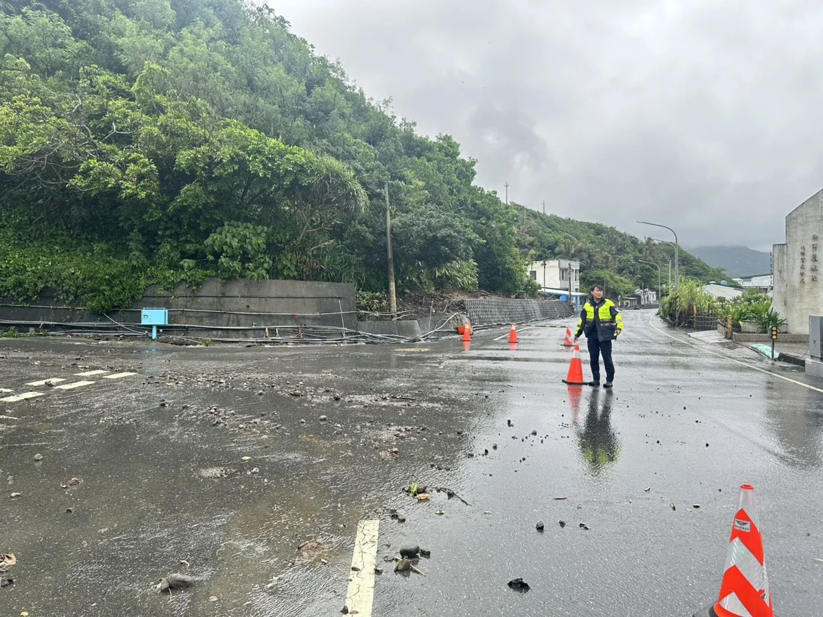 成功鎮強降雨釀落石!白蓮路段碎石散落 警速設警戒保平安