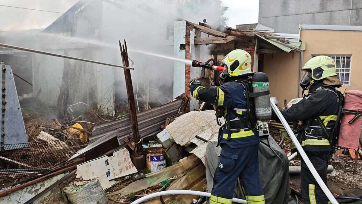 苗栗民宅午後竄火舌!消防出動7車15人急搶救 幸無人受傷