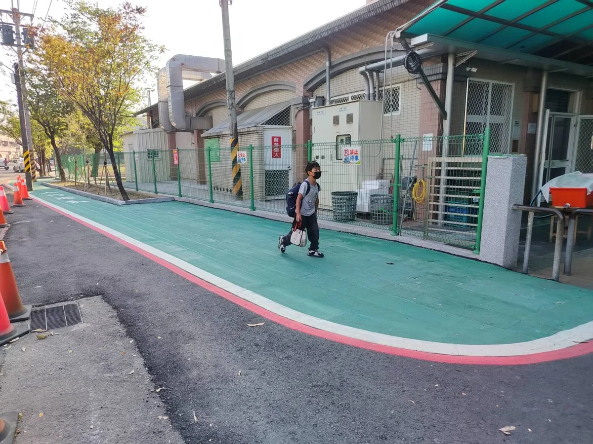 新化大新國小通學步道完工!投入近千萬優化家長接送區,人車分道更安全