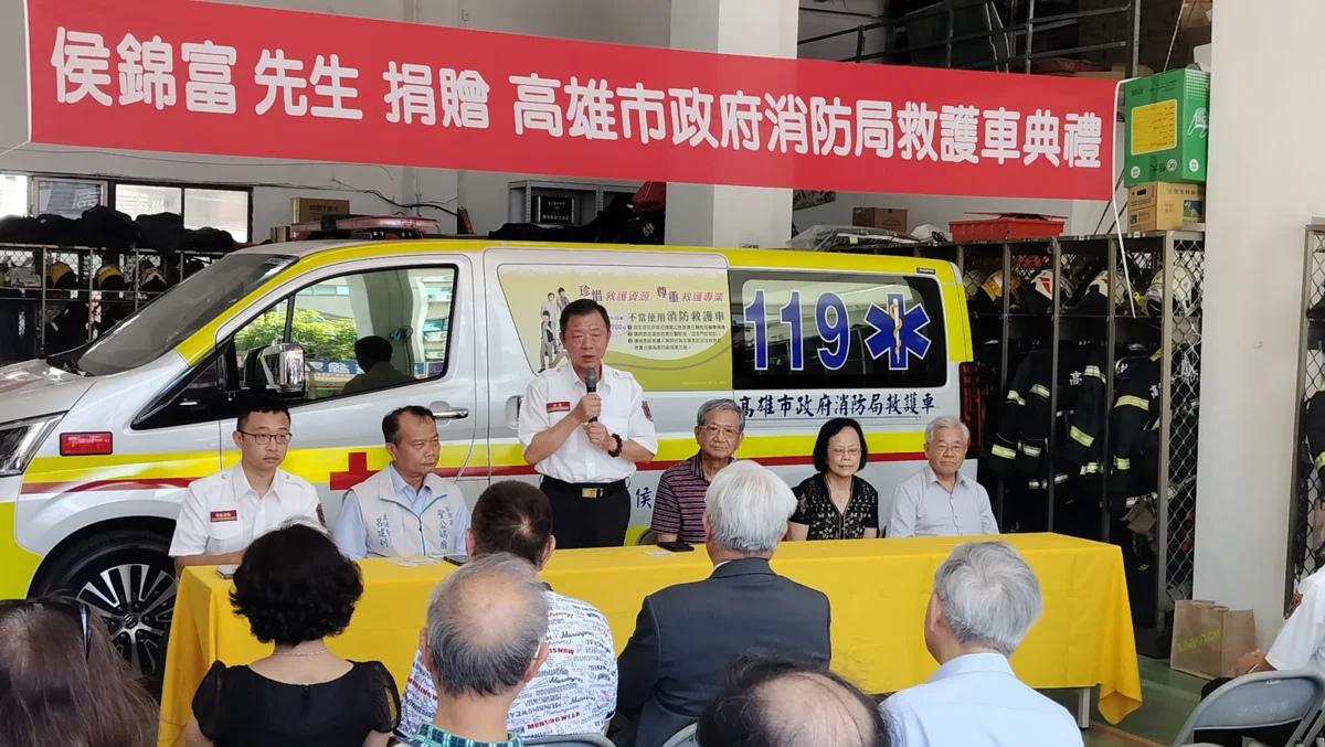 370萬頂規救護車入陣！善心父子檔暖捐高市消防 強化苓雅救護量能
