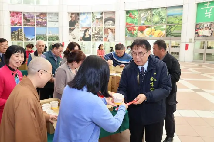 南台別院10萬份臘八粥送暖!黃偉哲親收最後一碗 盛讚「佛陀慈悲精神」