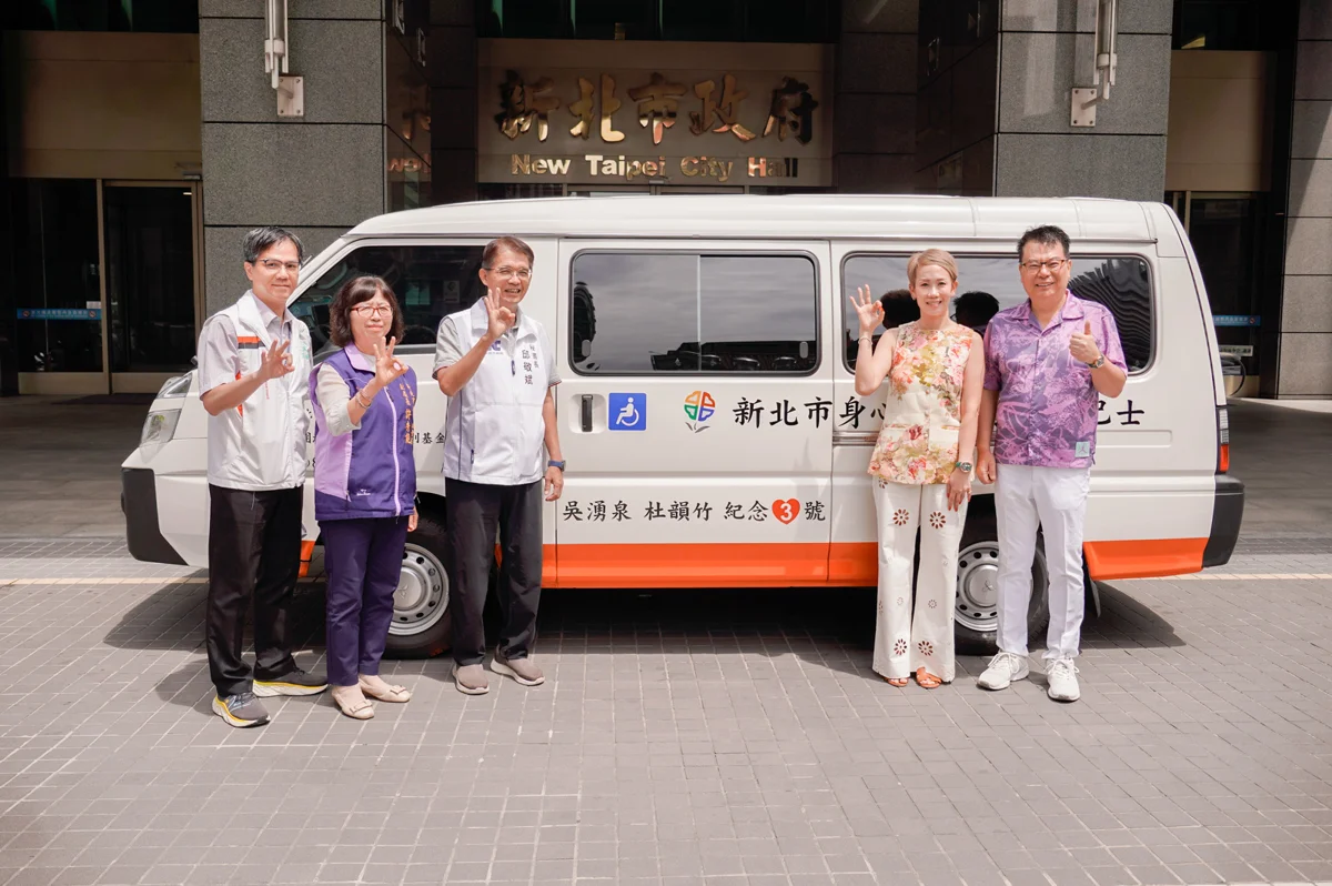 新北善心女三度捐復康巴士!以父母之名傳愛 雙輪椅設計更貼心