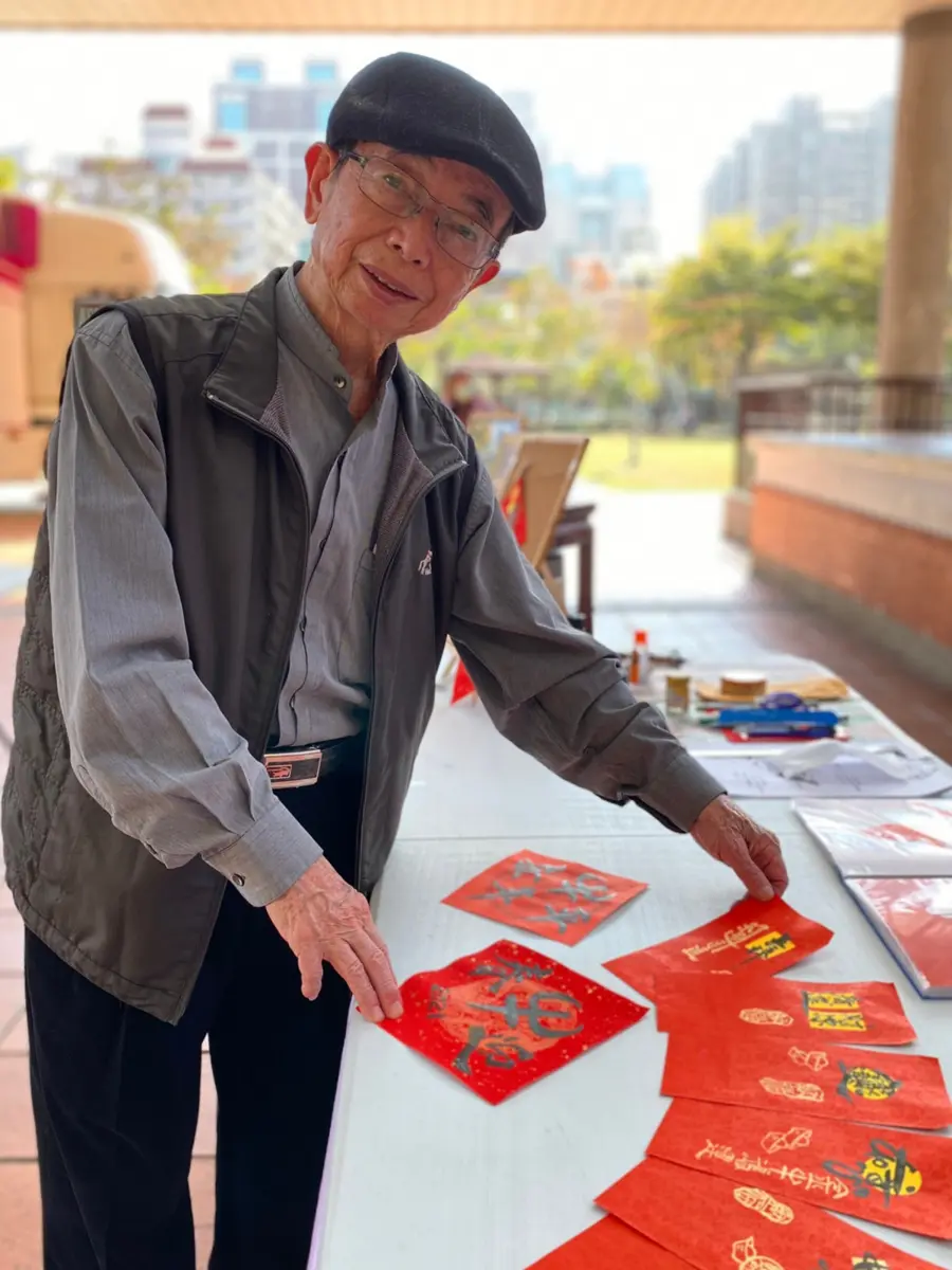 台中百位銀髮達人秀絕技!80歲爺爺戰勝病魔寫書法,退休生活比你還精彩