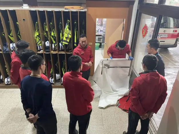 火場濃煙新剋星!苗栗消防演練「防火遮煙捲簾」 守護民眾逃生路