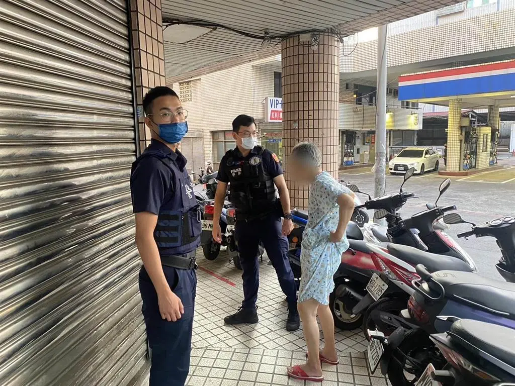 桃警實習生認真值勤 幫助失智患者平安回家
