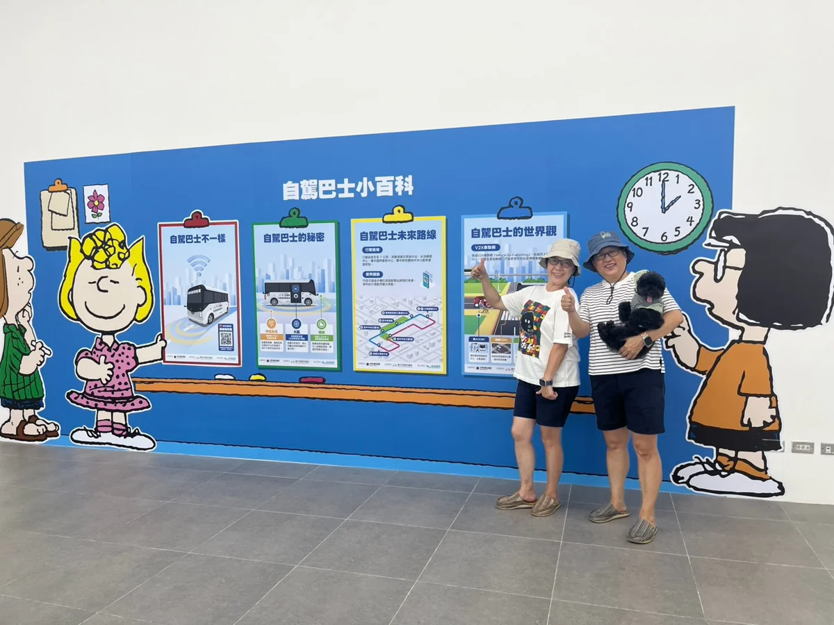 台中史努比自駕巴士水湳轉運中心亮相!超萌黃色校車限時展至8/23