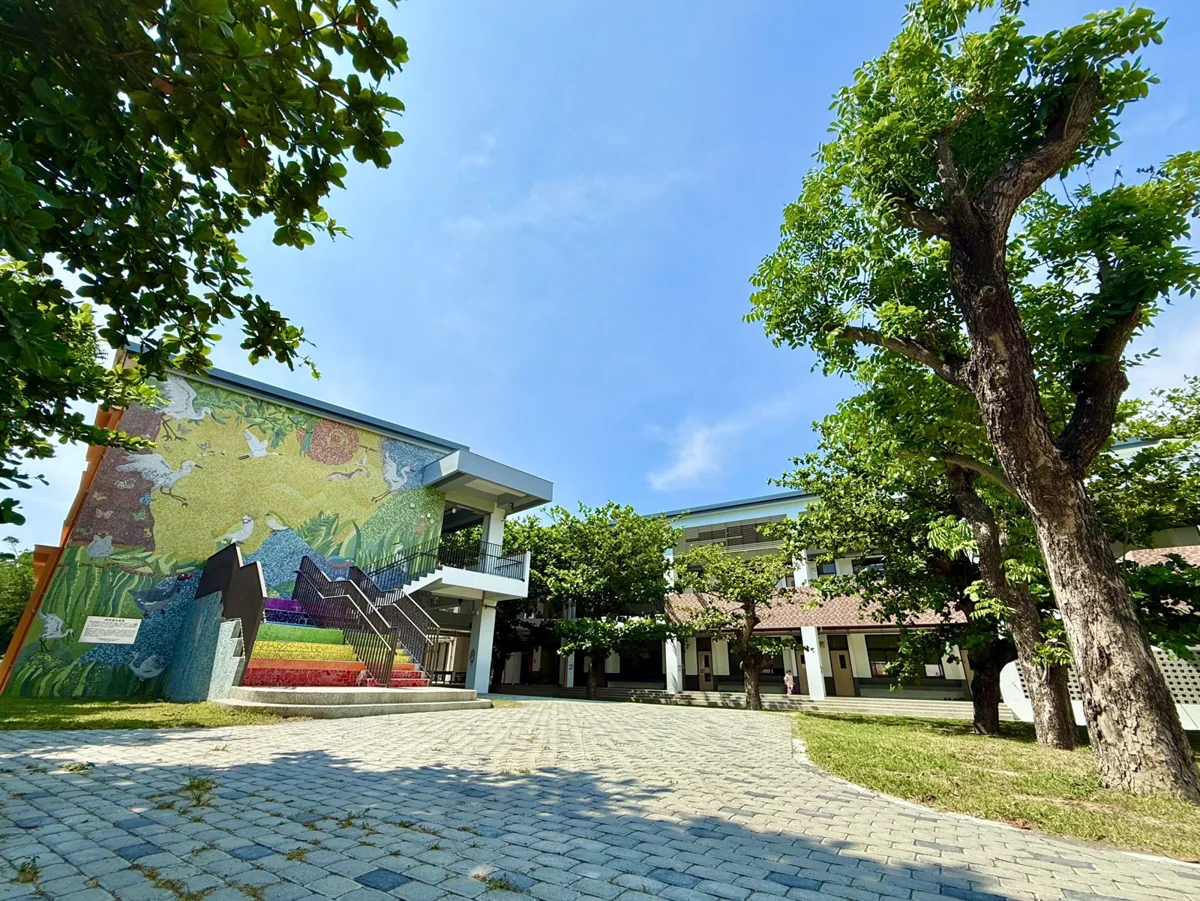 斥資1.7億大改造！林邊崎峰國小新校舍落成，絕美「漁村風」校園大公開