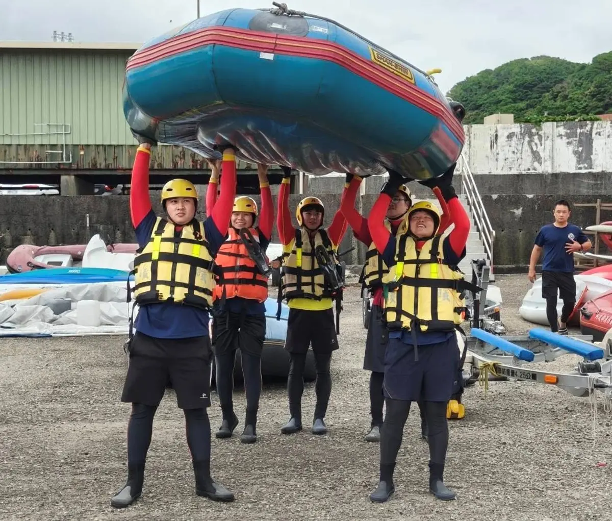 基隆消防備戰防汛期!海大碼頭實戰演練,遙控救生圈成水域救援新利器