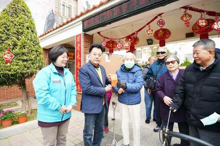 金門議長洪允典春節前送暖!親訪警消、社福機構發加菜金
