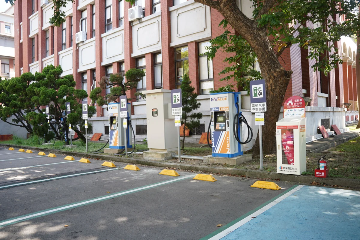 新竹縣第二波公有停車場充電站10/1啟用!7大站點、費率與罰則一次看