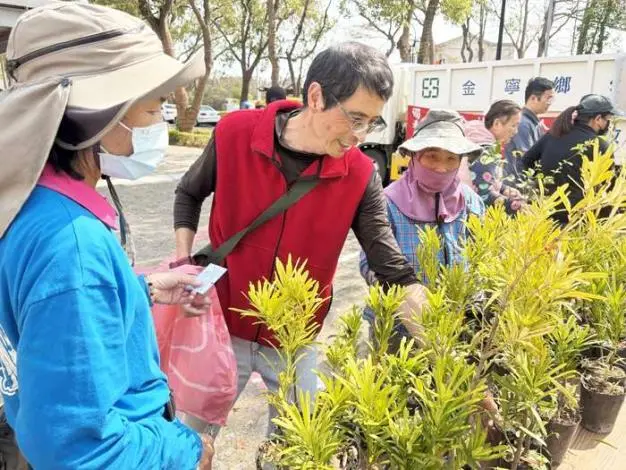 金寧鄉植樹月掀熱潮!捐發票換樹苗,愛心與綠意一「舉」兩得