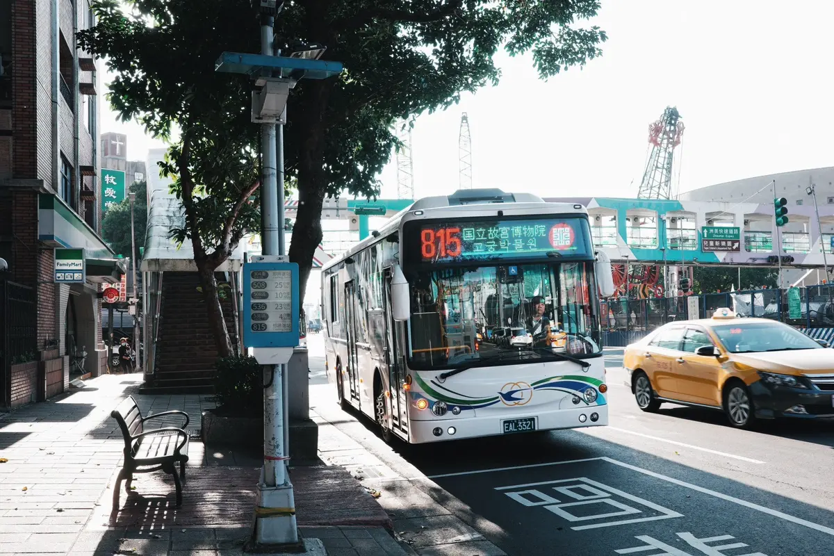 八里變身!新北「淨零碳示範區」啟動,24輛電動公車安靜上路