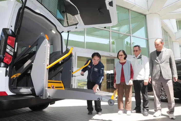 台南暖流!大壹汽車捐2輛復康巴士,黃偉哲:公私協力守護市民行