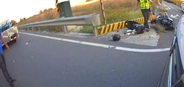 苑裡西濱橋下驚魂!機車騎士慘摔水溝旁 消防局急籲「涵洞殺機」要當心