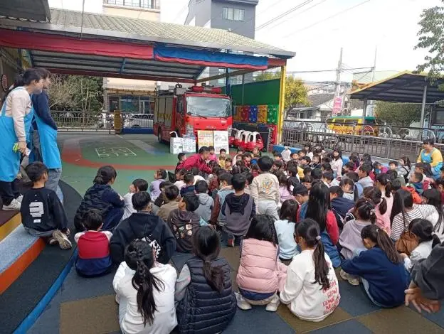 公館萌娃變身打火小英雄!愛兒堡幼兒園濃煙體驗學習逃生術