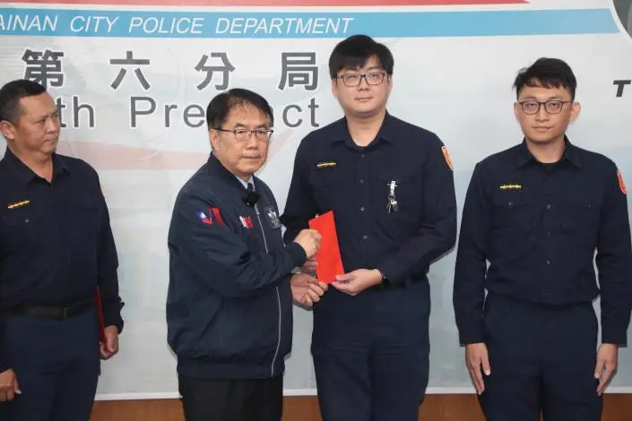 台南驚魂夜!金華派出所前隨機砍人 勇警「大外割」秒速壓制