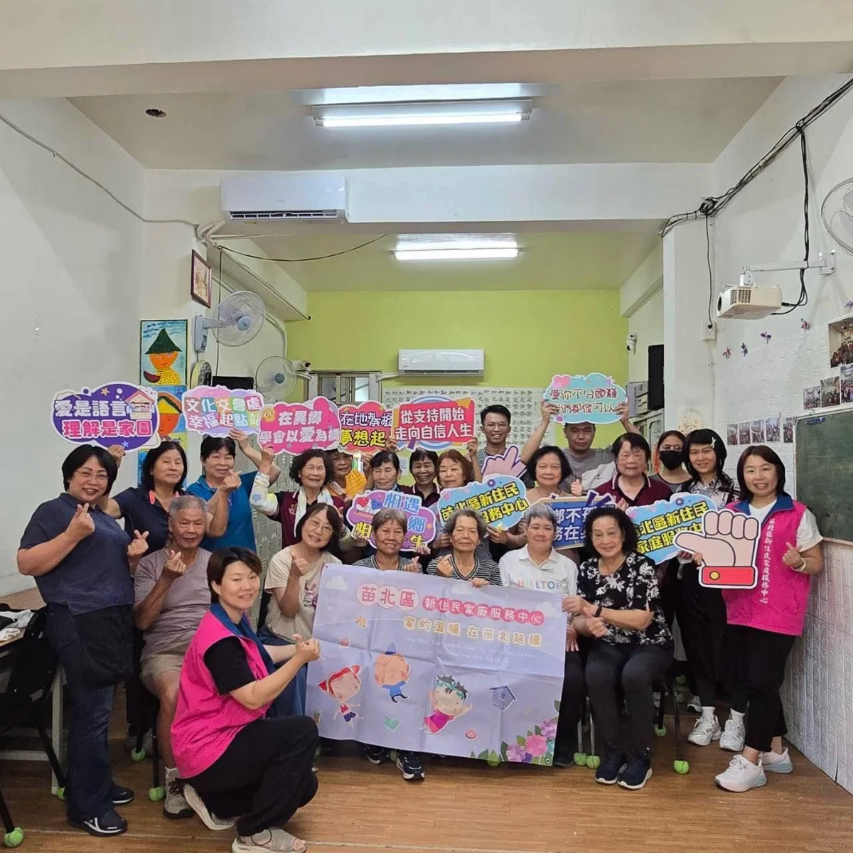 企業挹注30萬助培力!苗栗5位新住民考取美髮丙照 赴造橋長照據點義剪回饋