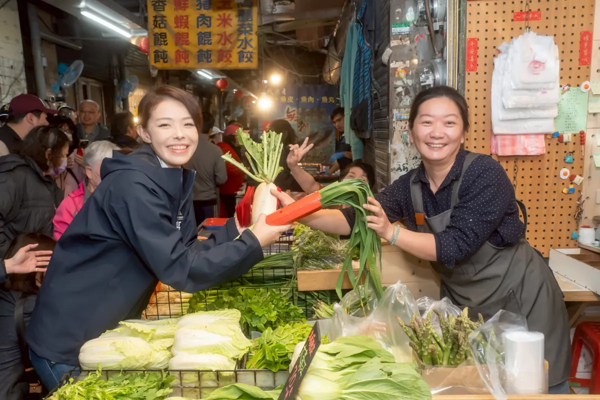 新竹辦年貨去哪?高虹安現身中央市場發紅包 曝市府活化市場新計畫