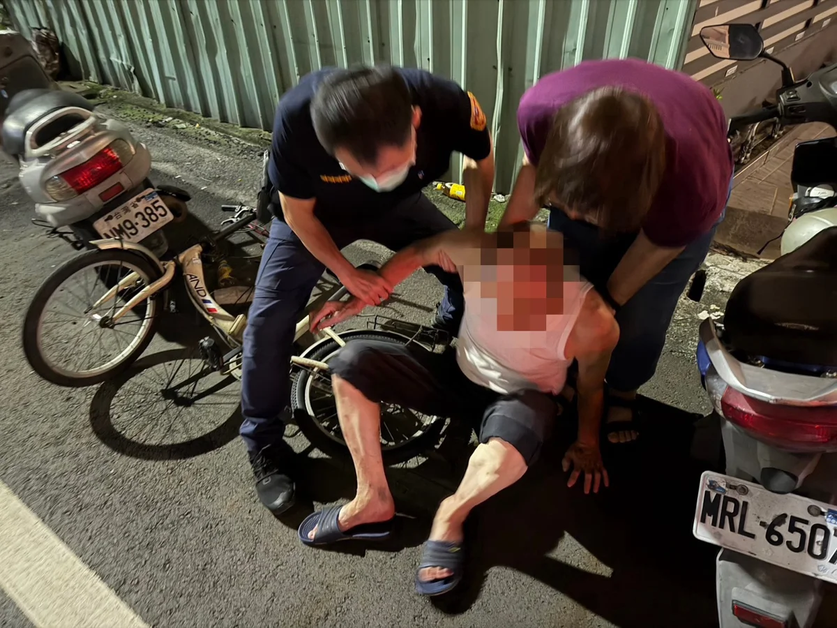 8旬翁體力不支癱坐路旁 員林暖警巡邏車貼心送返家