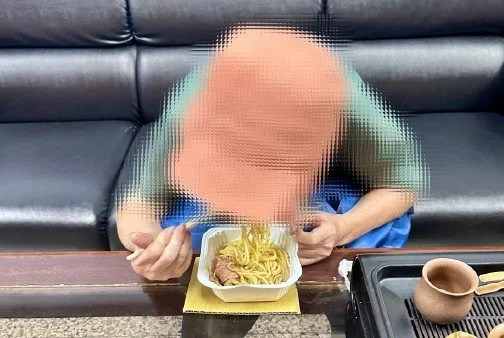7旬茹素老婦跨區求職迷路跌倒!大同警暖心買餐敷藥助返家