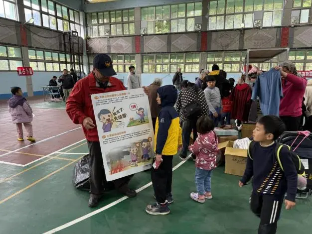 南庄善心活動暖人心!消防員現身教防火,守護弱勢家庭冬季用電安全