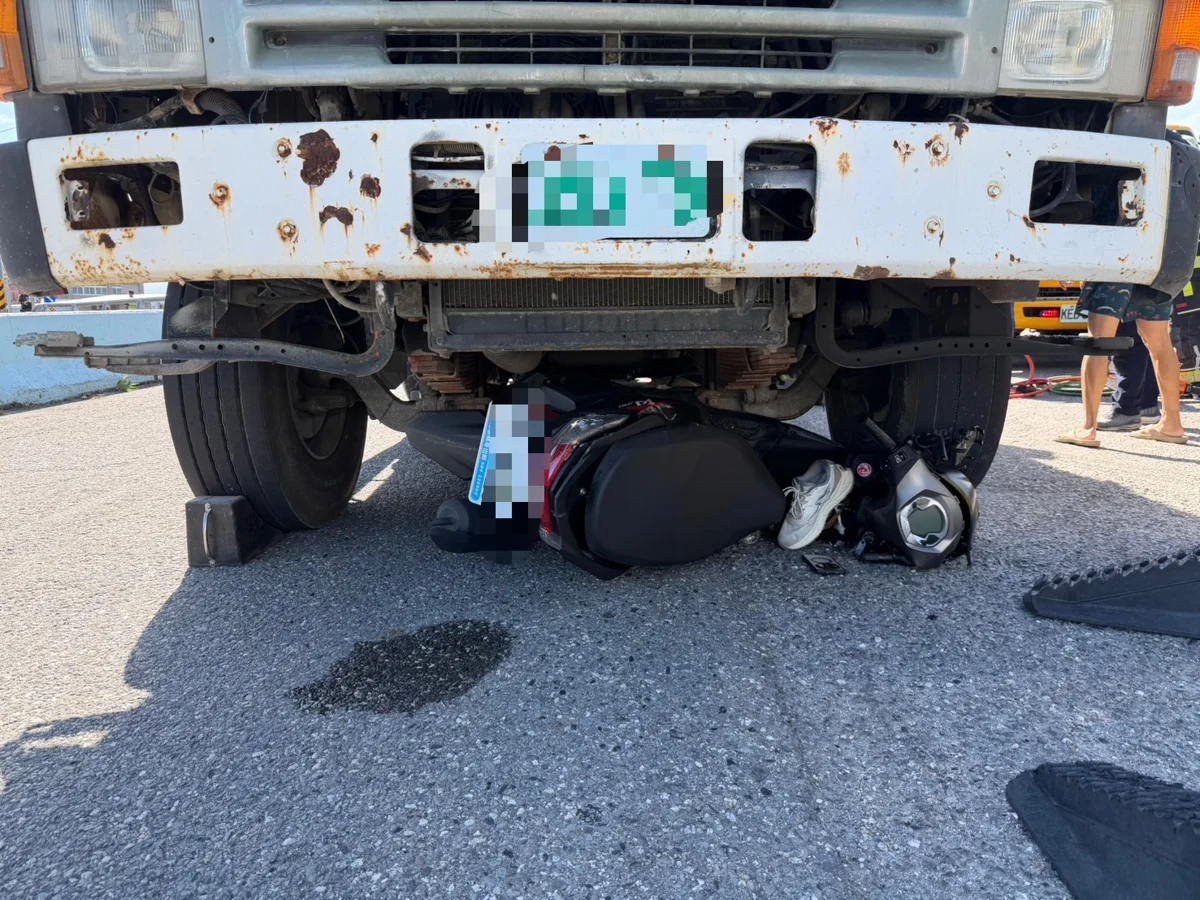 死亡車禍!臺東市大貨車右轉擦撞機車 40歲騎士受困車底送醫不治
