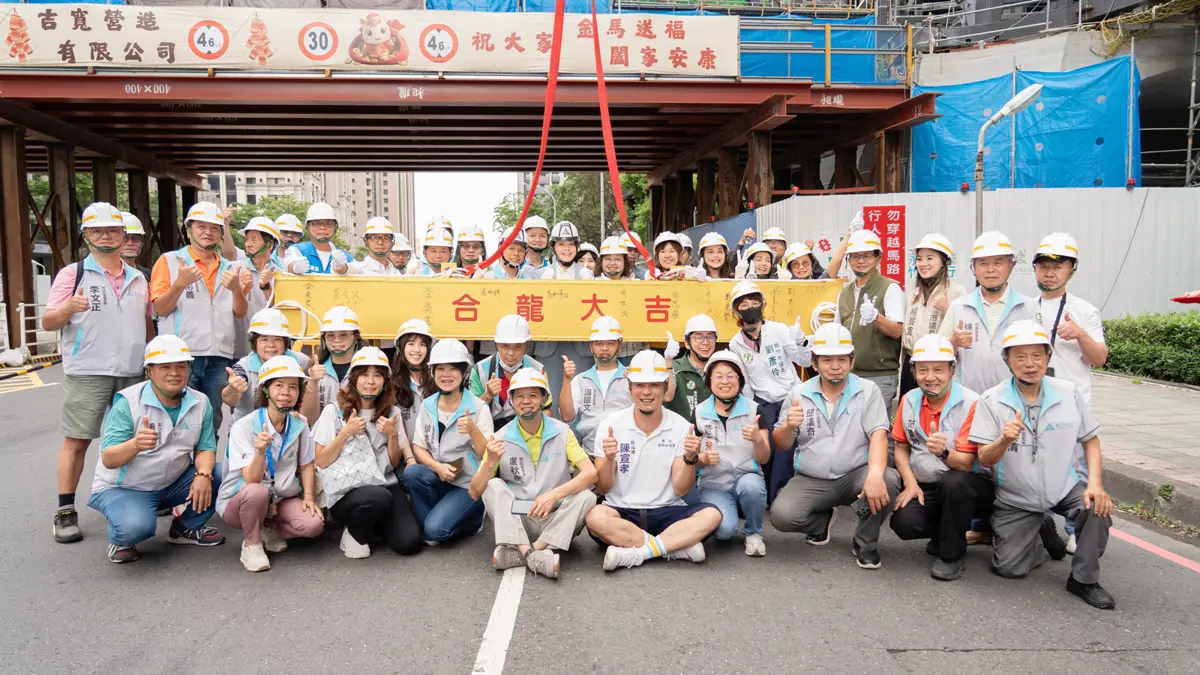 關埔人嗨翻!新竹慈雲路空橋今順利合龍 高虹安:打造人本安全步行環境