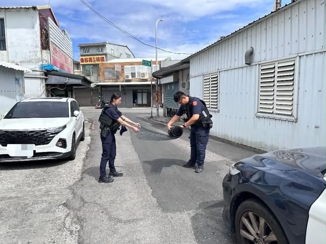 強颱巴威發威!盆栽鐵架遭強風吹飛 臺東豐里警頂風清空路面保平安