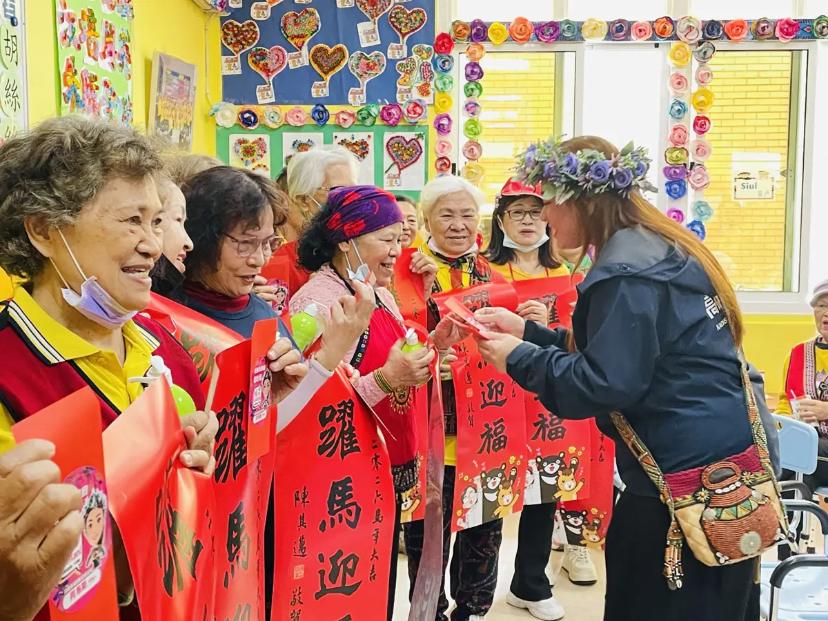 高雄阿公阿嬤太猛了!全站苦練電腦3個月,15人全數通過族語認證