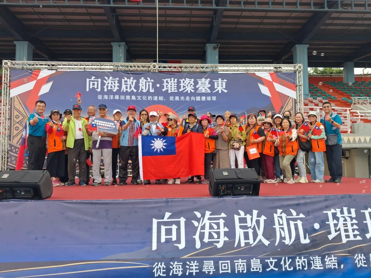 歡慶115年雙十國慶！臺東千人升旗典禮 榮民長輩攜手女中學生熱血唱國歌