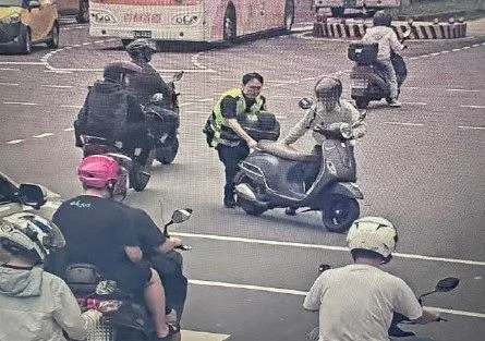 機車突拋錨卡車陣!大同警化身推車推手 即刻救援解危機