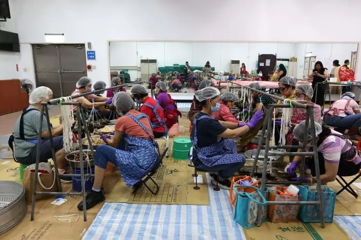 雲林土庫端午送暖！志工齊包7千顆肉粽助弱勢，張麗善籲挺在地花生農